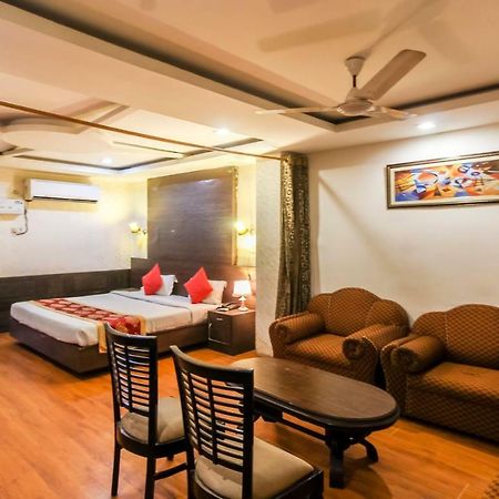 לקנאו Hotel Monarch Inn מראה חיצוני תמונה