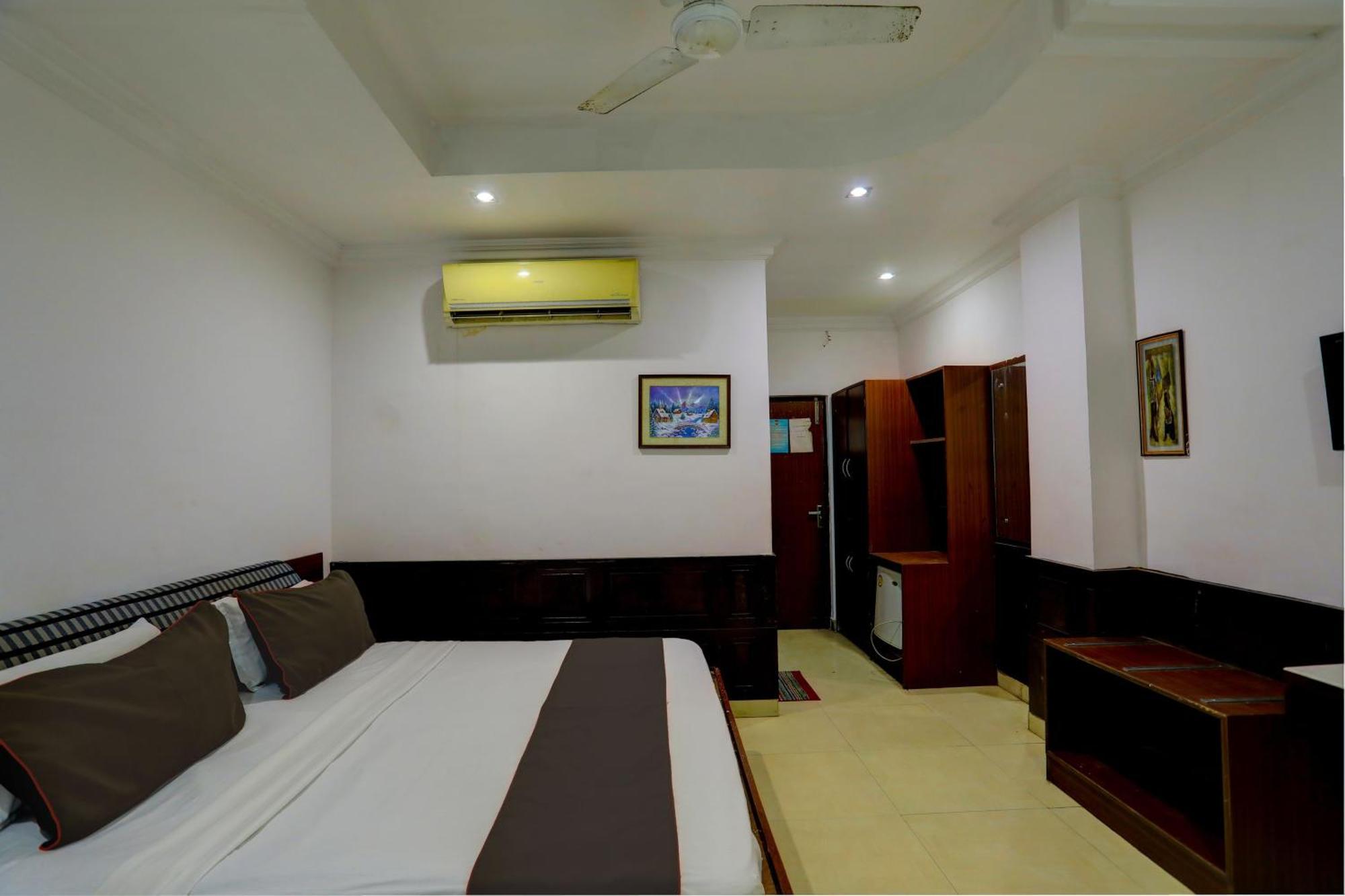 לקנאו Hotel Monarch Inn מראה חיצוני תמונה
