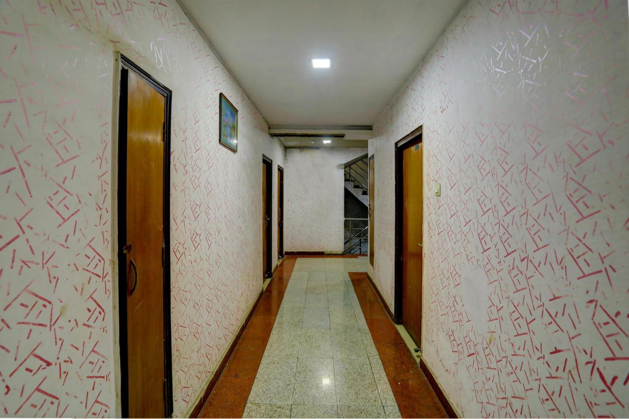 לקנאו Hotel Monarch Inn מראה חיצוני תמונה