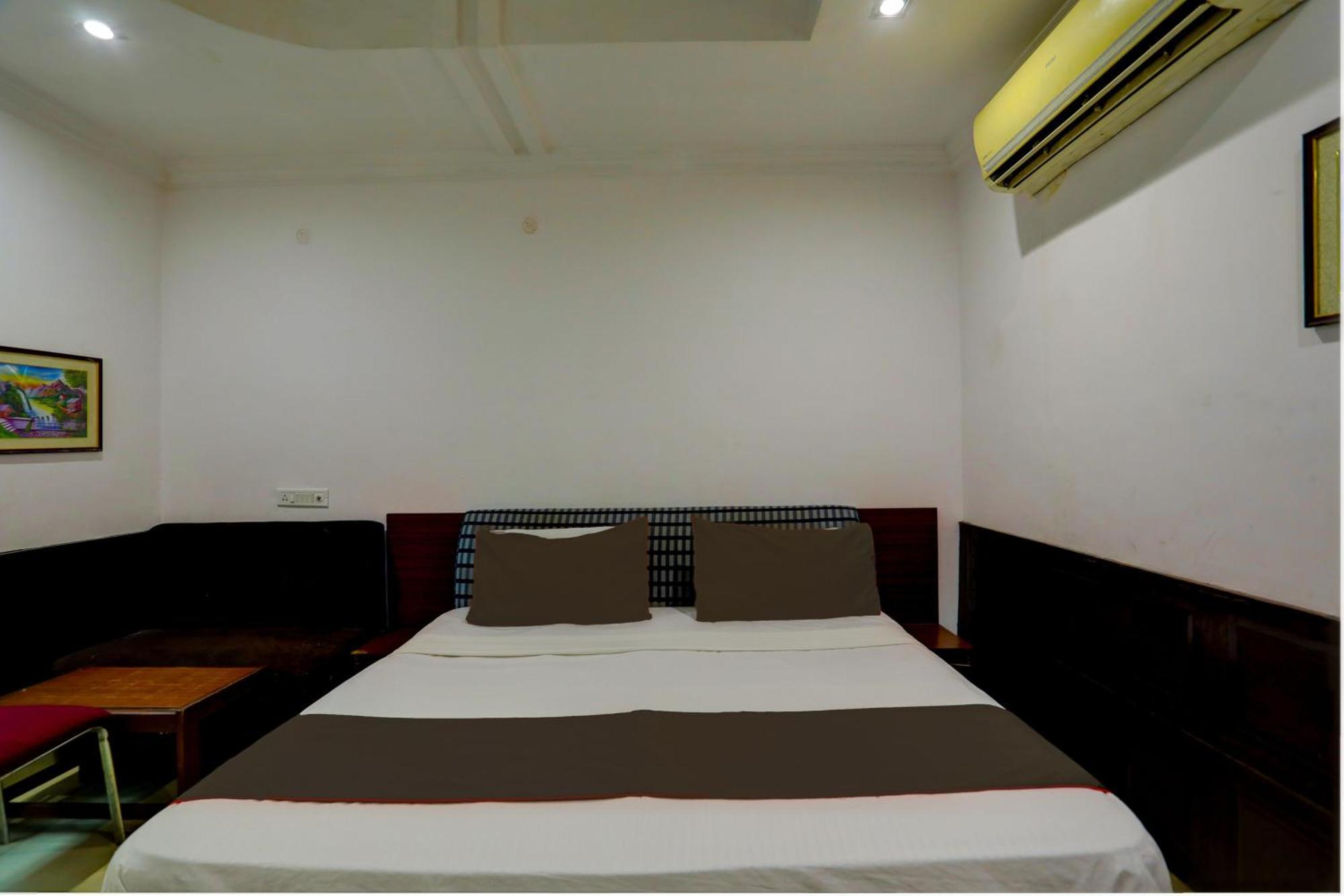 לקנאו Hotel Monarch Inn מראה חיצוני תמונה
