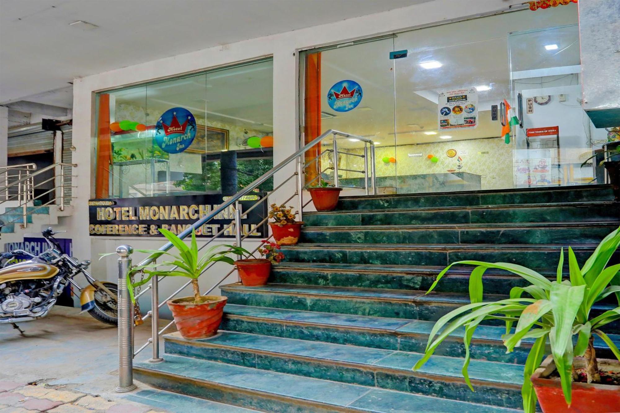 לקנאו Hotel Monarch Inn מראה חיצוני תמונה