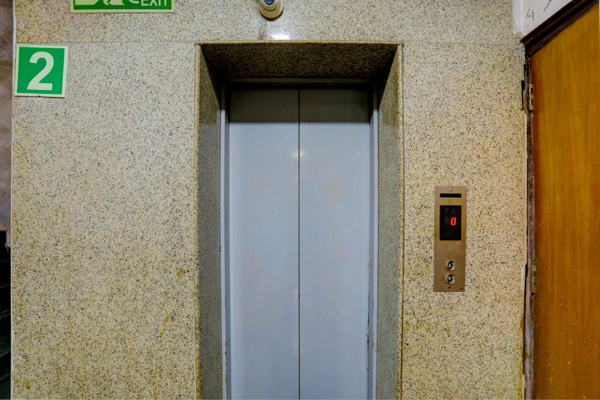 לקנאו Hotel Monarch Inn מראה חיצוני תמונה