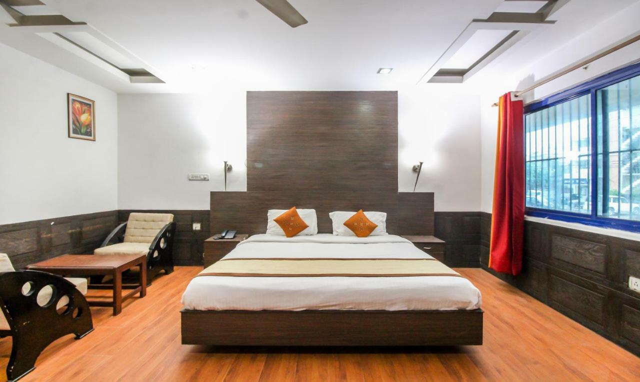 לקנאו Hotel Monarch Inn מראה חיצוני תמונה