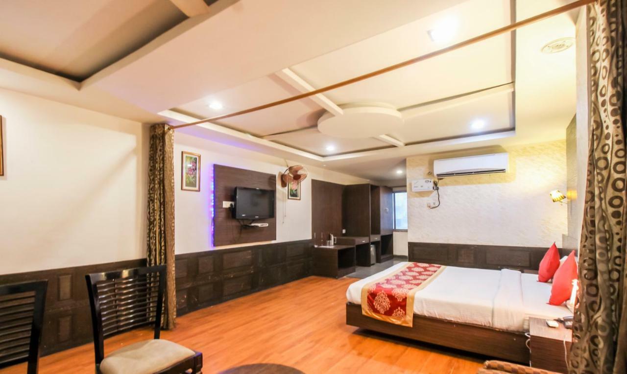 לקנאו Hotel Monarch Inn מראה חיצוני תמונה