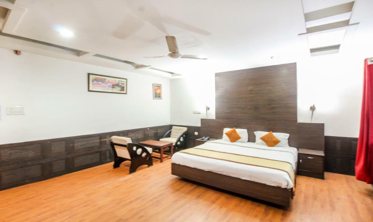 לקנאו Hotel Monarch Inn מראה חיצוני תמונה