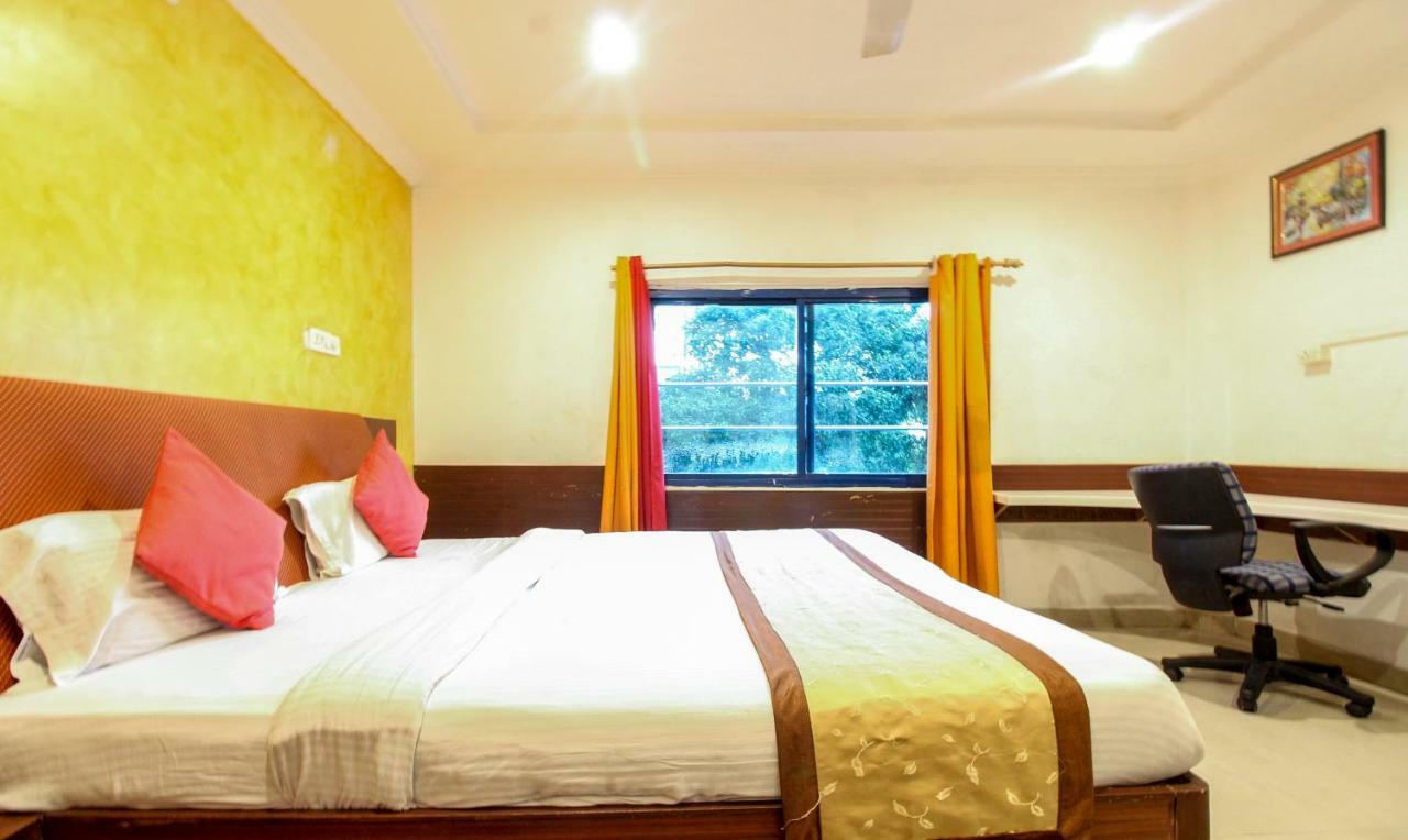 לקנאו Hotel Monarch Inn מראה חיצוני תמונה