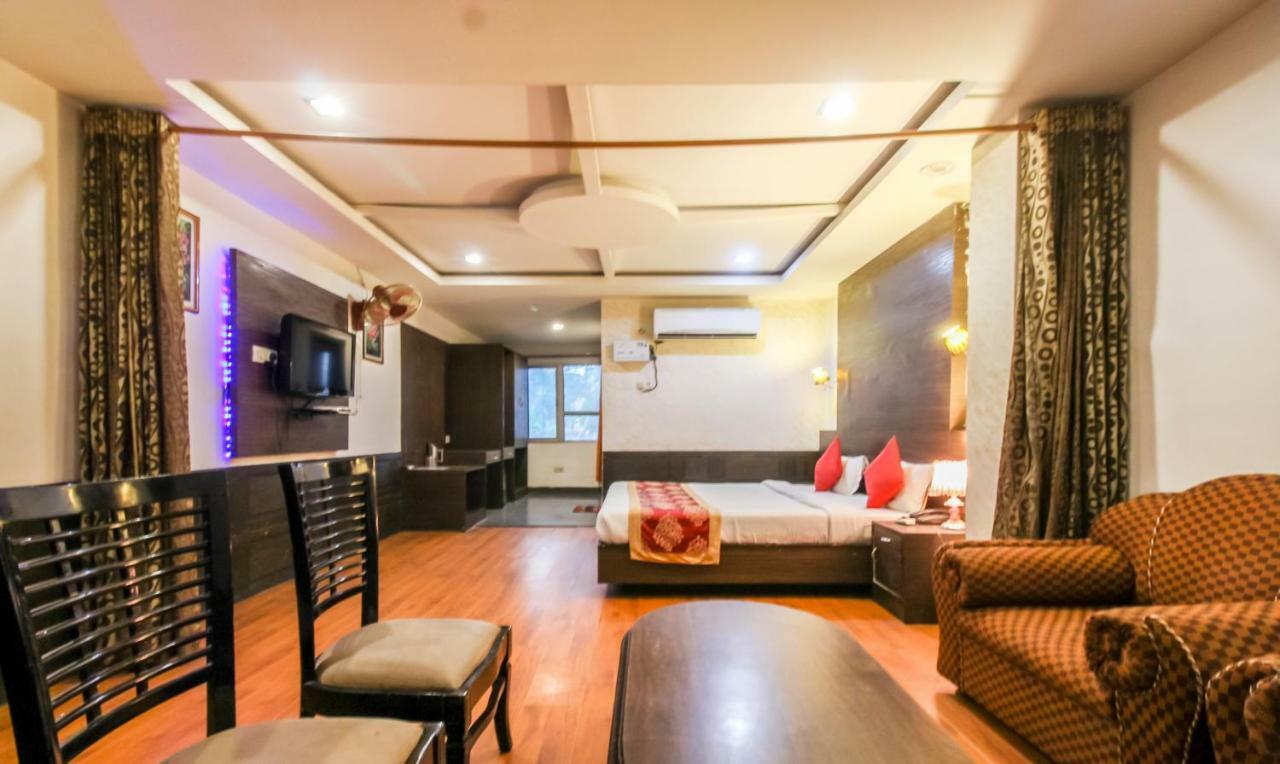 לקנאו Hotel Monarch Inn מראה חיצוני תמונה
