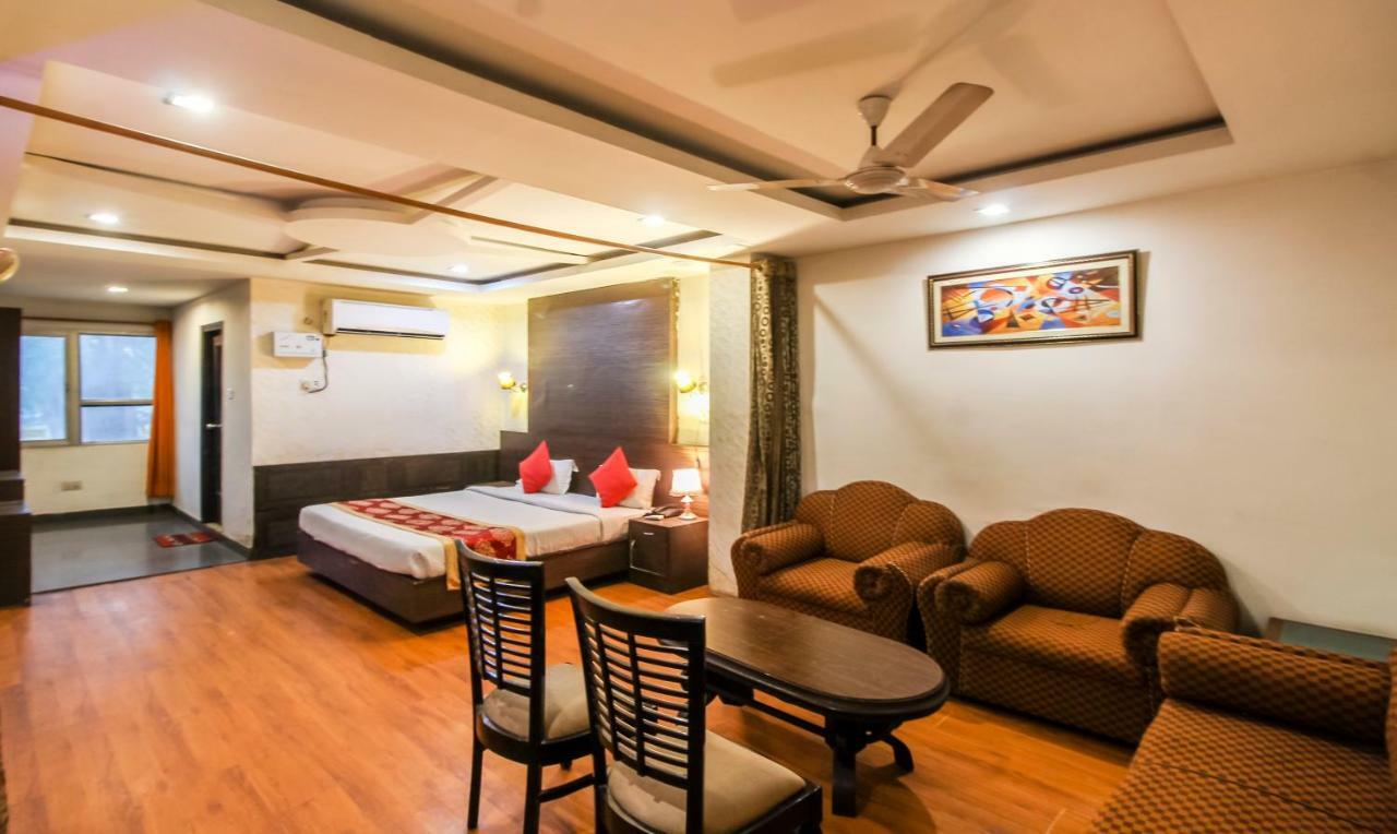 לקנאו Hotel Monarch Inn מראה חיצוני תמונה
